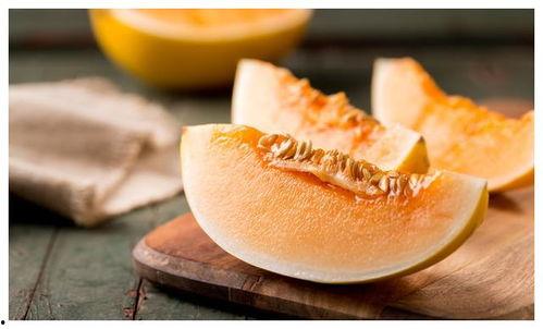 狗吃主人哈密瓜会死吗视频,狗误食主人哈密瓜险丧命