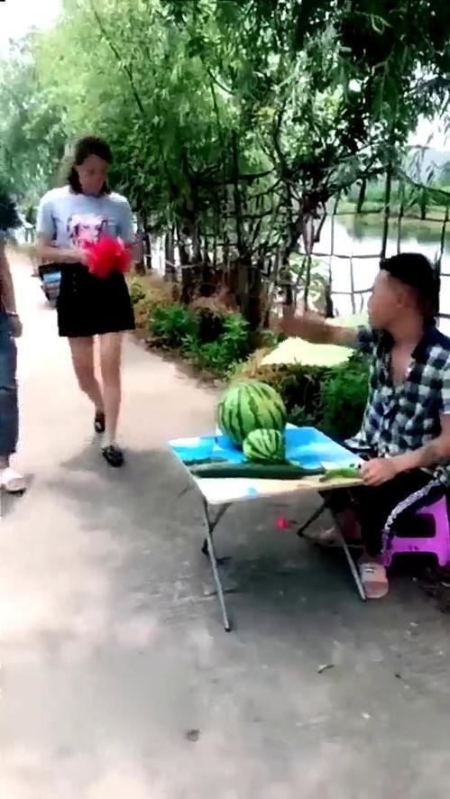 公园椅子吃瓜事件视频,一场意外的网络热议