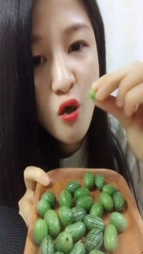 一位女子吃小瓜视频大全,女子品尝小瓜视频大盘点