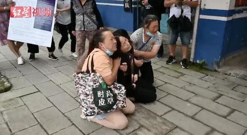 南京女骑吃瓜事件视频,网络热议的街头一幕