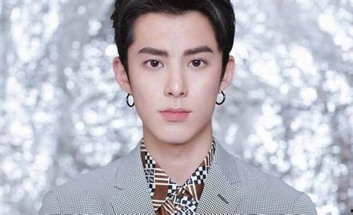 王鹤棣吃瓜武艺视频