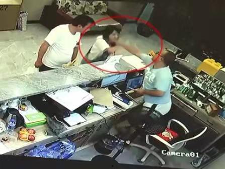 女生酒店扇巴掌视频吃瓜,揭秘女生酒店扇巴掌视频背后的真相