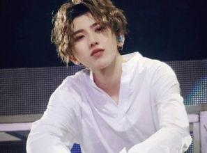 蔡徐坤吃瓜路人视频,揭秘明星私下真实一面