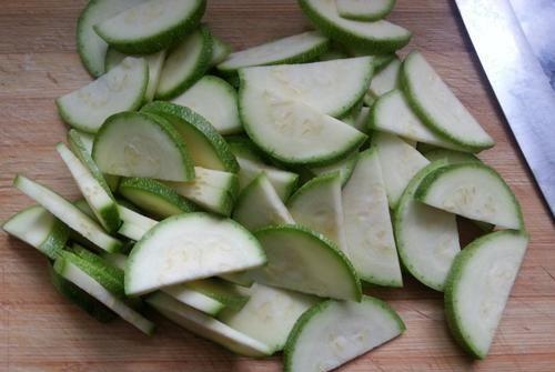 葫芦瓜可以油炸着吃吗视频,美味诱人的家常小炒