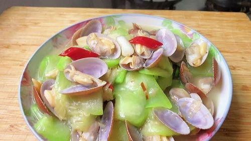 天气热吃瓜视频,吃瓜解暑乐无边！