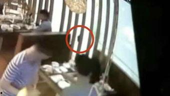 别人崴脚吃瓜视频,网友热议吃瓜视频背后的故事