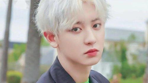 朴灿烈吃瓜的视频,萌态十足引网友热议