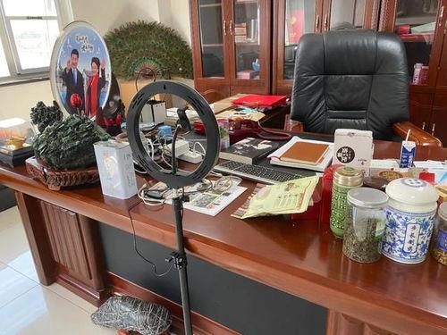 四个姐妹麻将桌吃瓜视频